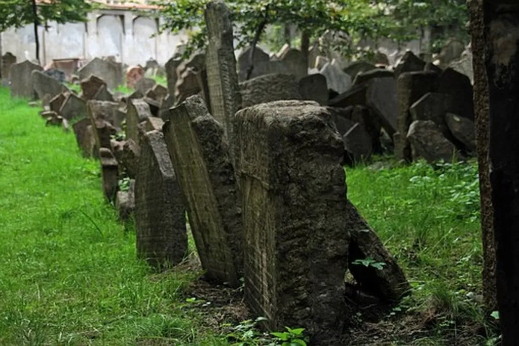 France Vows To Protect Remaining Undefaced Jewish Tombstone