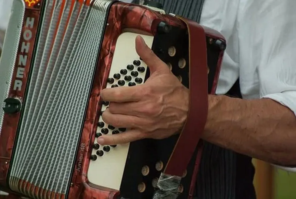 In Latest Iran Defense Disaster, IRGC Radios Playing Only Accordion Music