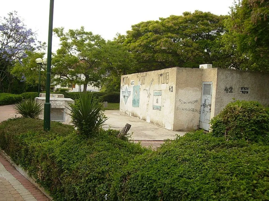 Synagogue In Bomb Shelter Appreciates Boosted Wartime Attendance