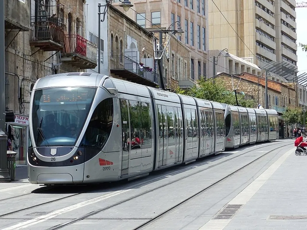 Jerusalem Light Rail Passengers Grapple With Concept Of Let-Others-Off-Before-Boarding