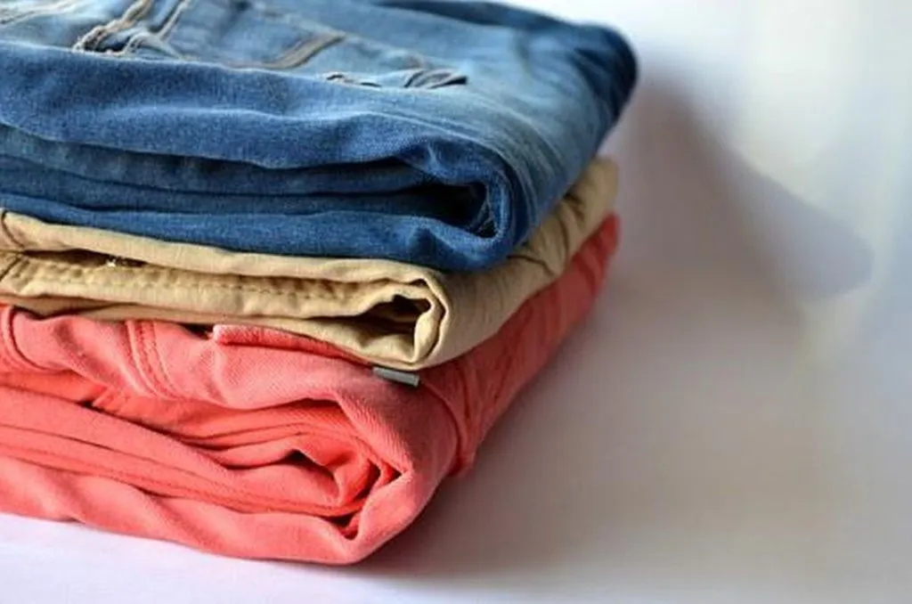 Ukraine Refugees In Israel Look At Clothing Donated By American Jews, Have Pity On American Jews