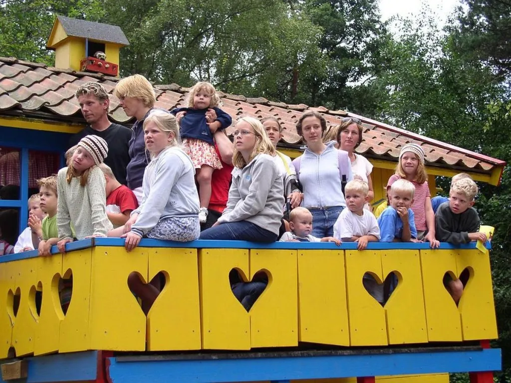 Amusement Park Manager Admits She Overbooked Group Visits Just To Ruin Your Family’s Trip