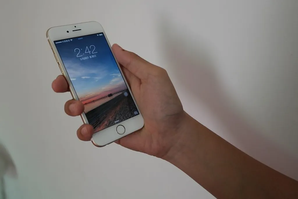 Survey Finding Israel Cheapest Country For Mobile Data Fails To Sway Dads To Pay For More