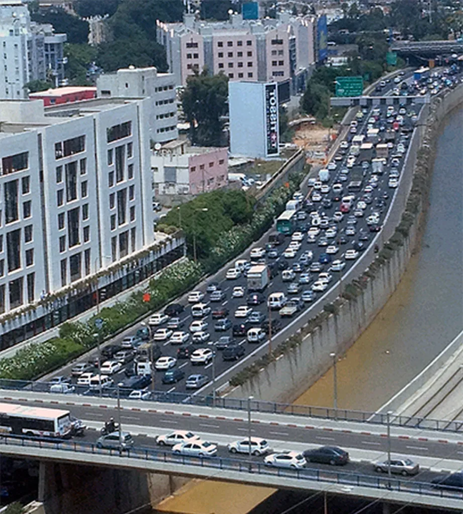 Anti-Bibi Protester Blocking Highway Unable To Convince Motorists Traffic Tie-Ups Any Worse Than Normal