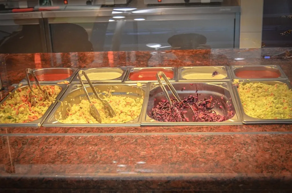 Man At Knesset Cafeteria Refuses To Self-Serve, Claims Forced Starvation