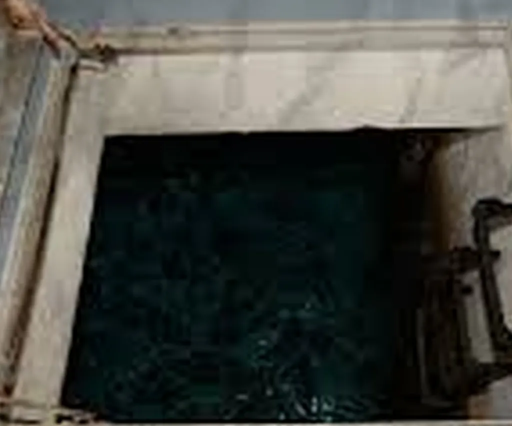 One Pushy Schnorrer Too Many: Homeowner Installs Trap Door On Porch