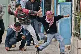 Palestinians throwing rocks
