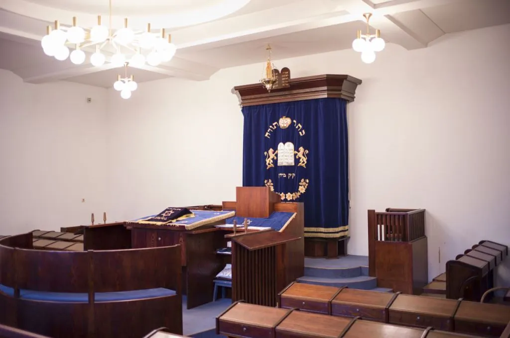 Attendees Sure Everyone Else Covering Synagogue Expenses