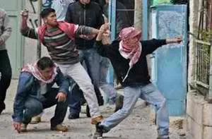 Palestinians throwing rocks