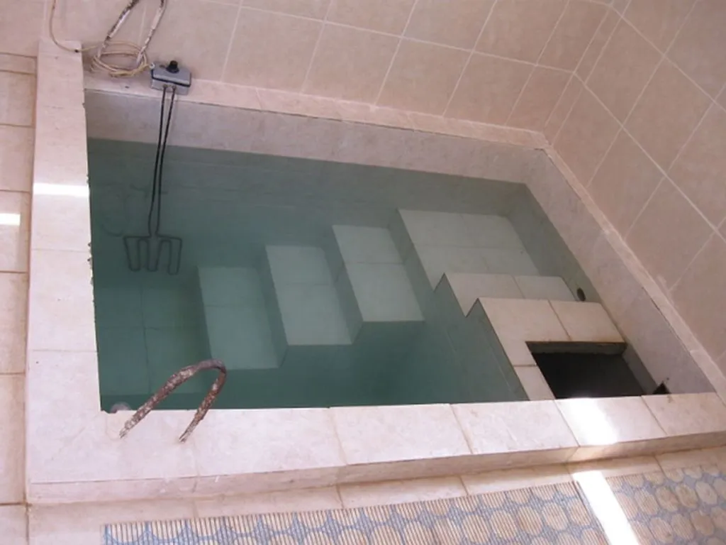 Police Summoned To Break Up Fight In Mikveh: Nidda K’negged Nidda