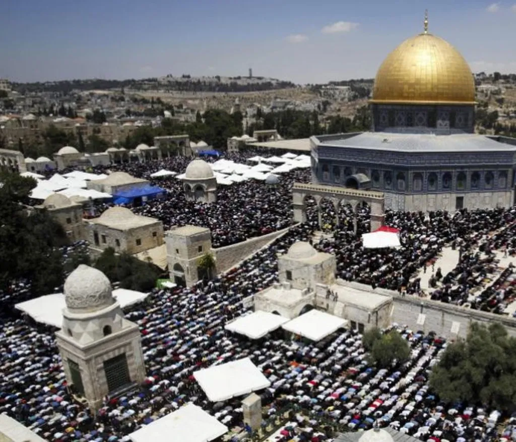 Waqf Guide Tries To Explain How Mooning Dome Of Rock Is Sign Of Reverence