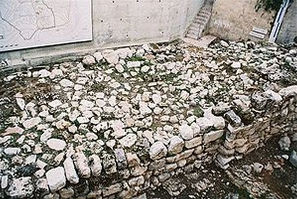 Bibi Hizkiyahu Sends Temple Treasure To Assyrians, Who Definitely Won’t Make More Demands